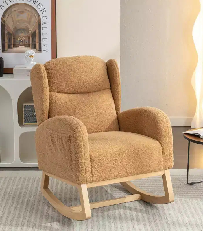 Sedia a dondolo in tessuto Teddy con gambe in legno, avorio