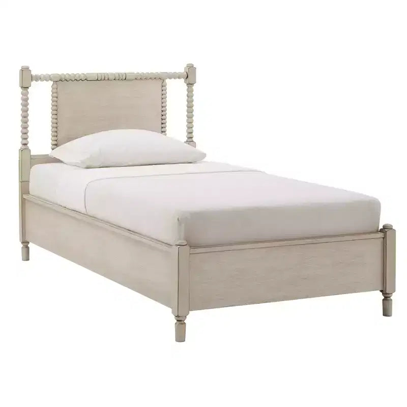 Letto a piattaforma in legno con perline e finitura anticata