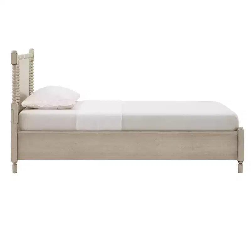 Letto a piattaforma in legno con perline e finitura anticata
