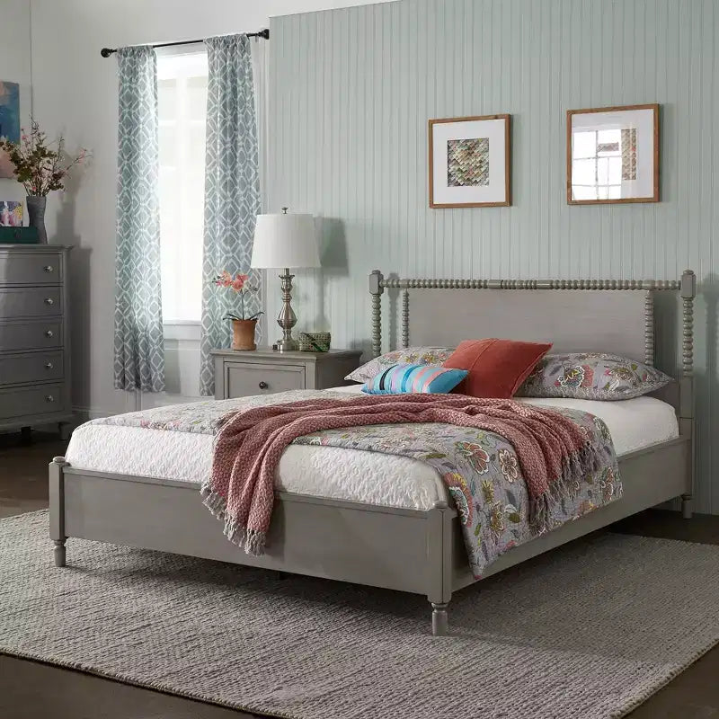 Letto a piattaforma in legno con perline e finitura anticata