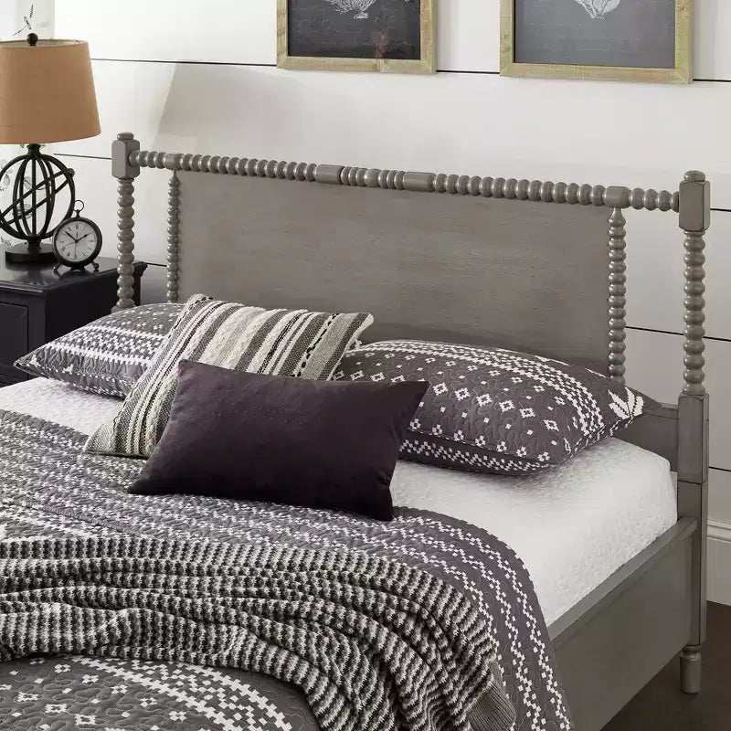 Letto a piattaforma in legno con perline e finitura anticata