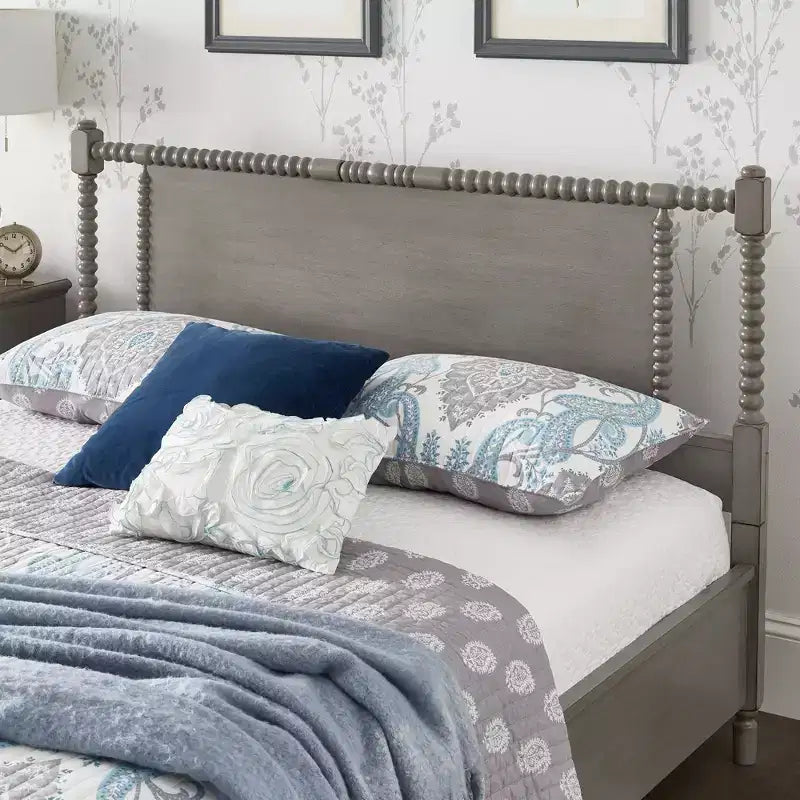 Letto a piattaforma in legno con perline e finitura anticata