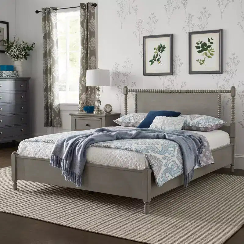 Letto a piattaforma in legno con perline e finitura anticata