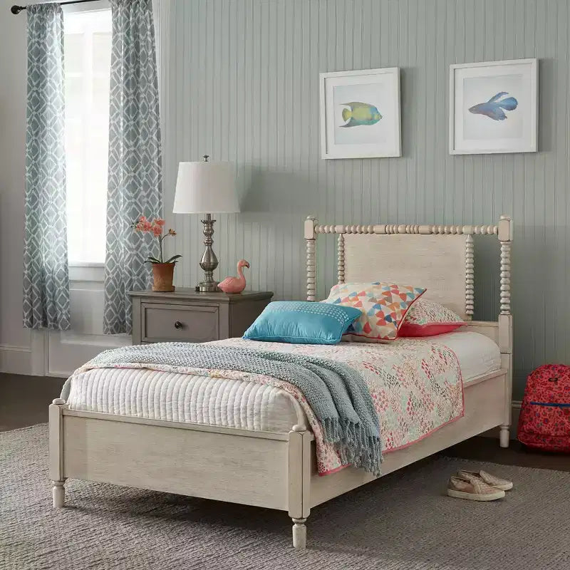 Letto a piattaforma in legno con perline e finitura anticata