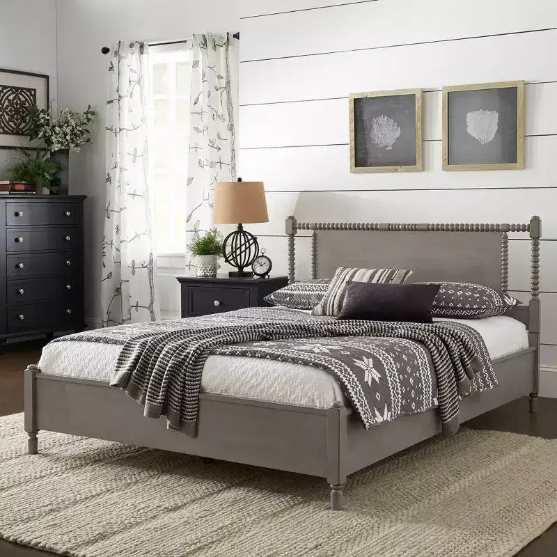Letto a piattaforma in legno con perline e finitura anticata