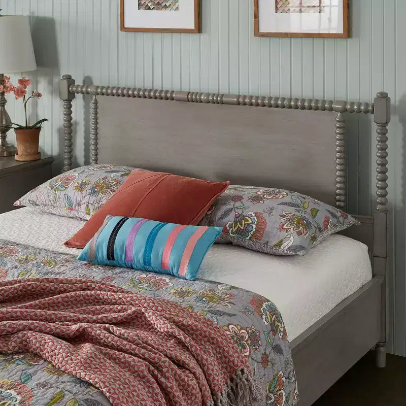 Letto a piattaforma in legno con perline e finitura anticata