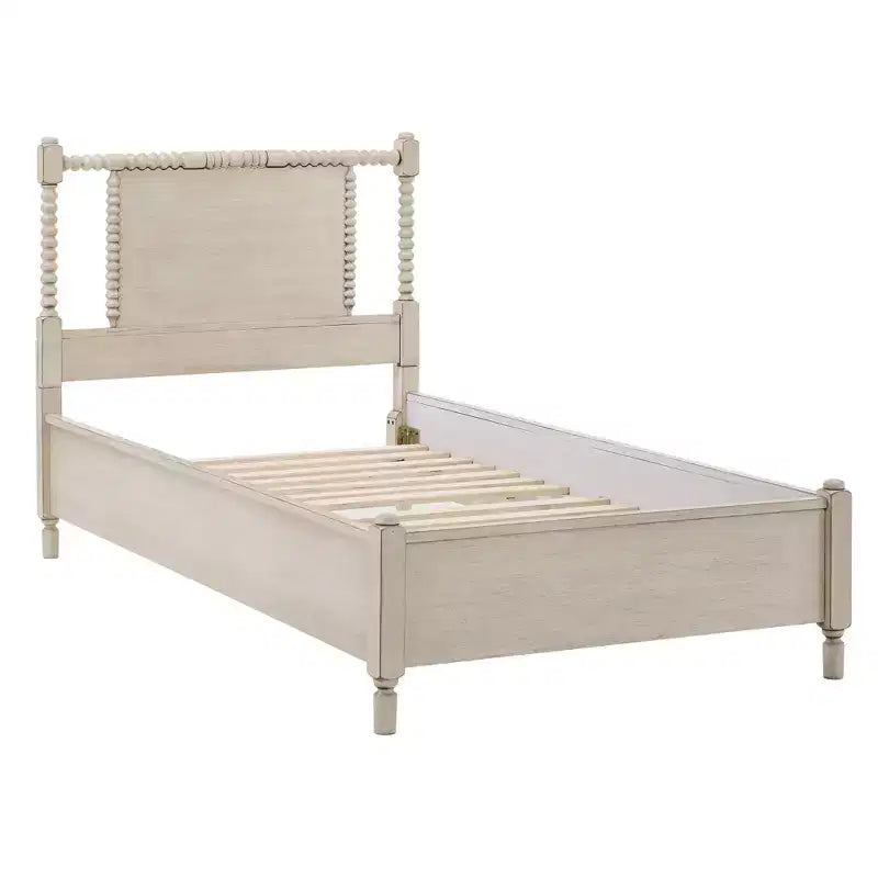 Letto a piattaforma in legno con perline e finitura anticata