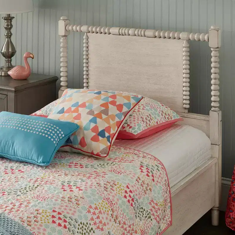 Letto a piattaforma in legno con perline e finitura anticata