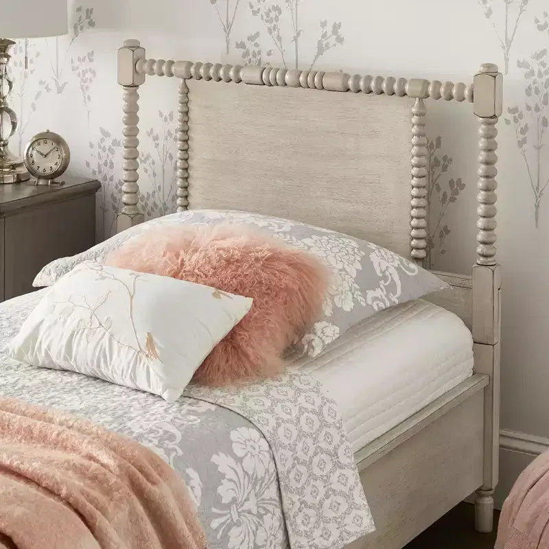 Letto a piattaforma in legno con perline e finitura anticata