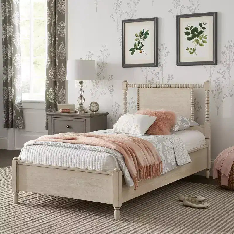 Letto a piattaforma in legno con perline e finitura anticata