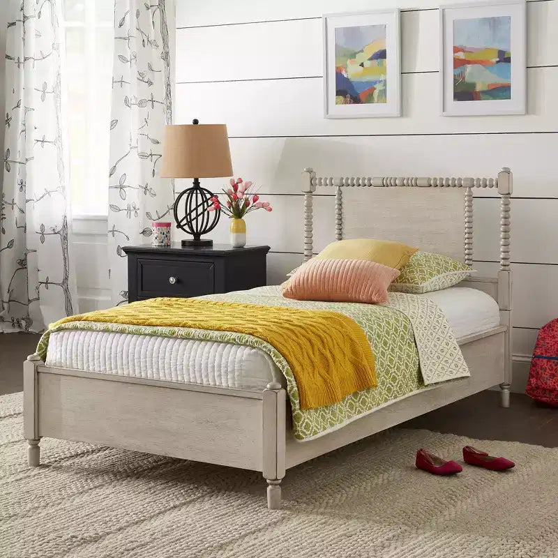 Letto a piattaforma in legno con perline e finitura anticata