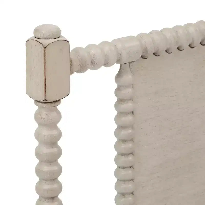 Letto a piattaforma in legno con perline e finitura anticata
