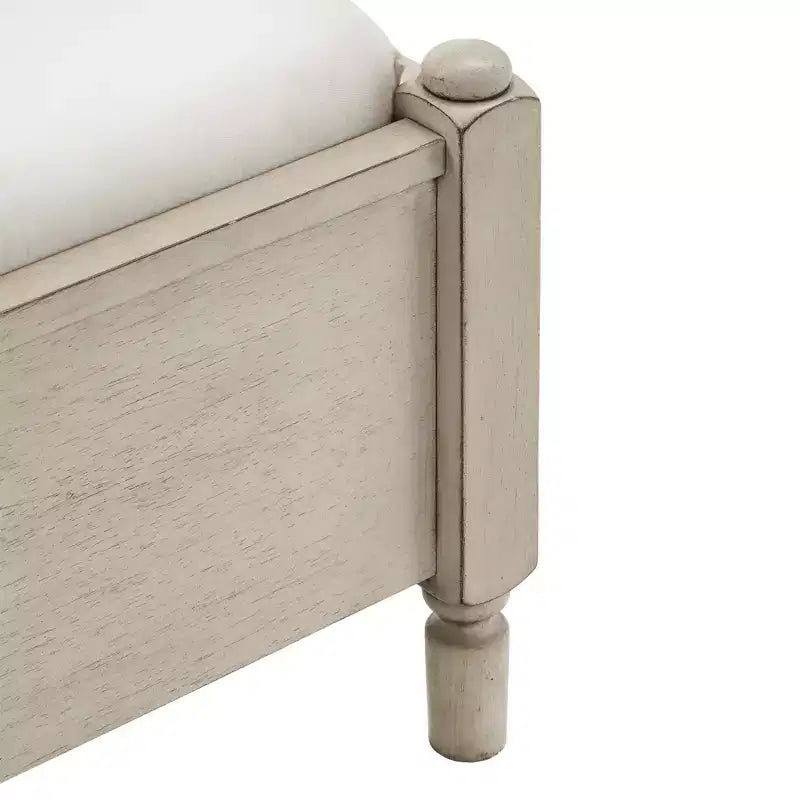 Letto a piattaforma in legno con perline e finitura anticata