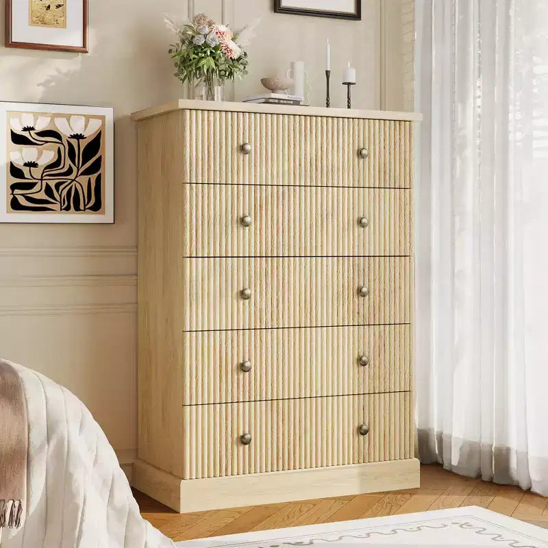 Cassettiera Alta Salvaspazio a 5 Cassetti per Camera da Letto Armadio Verticale Moderno, Mobile Contenitore Spazioso con Finitura in Legno Bianco Contemporaneo
