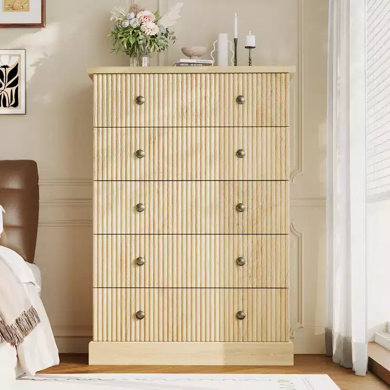 Cassettiera Alta Salvaspazio a 5 Cassetti per Camera da Letto Armadio Verticale Moderno, Mobile Contenitore Spazioso con Finitura in Legno Bianco Contemporaneo