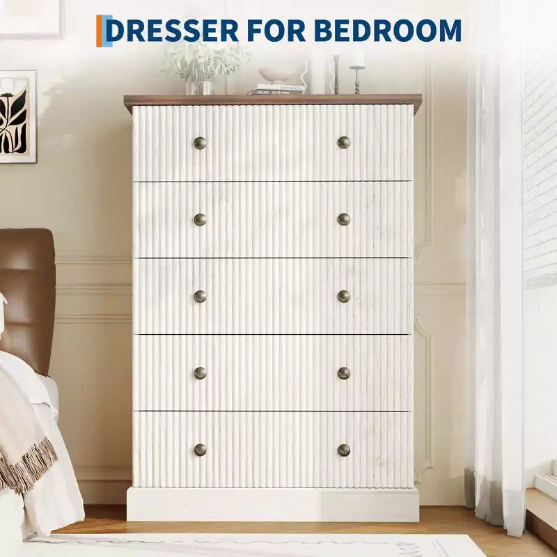 Cassettiera Alta Salvaspazio a 5 Cassetti per Camera da Letto Armadio Verticale Moderno, Mobile Contenitore Spazioso con Finitura in Legno Bianco Contemporaneo