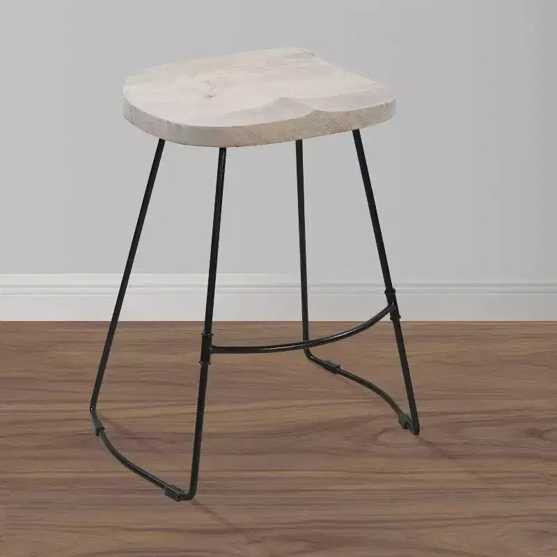 Sgabello da 24" senza schienale, altezza bancone, con sedile a sella in legno di mango sbiancato e base in metallo nero