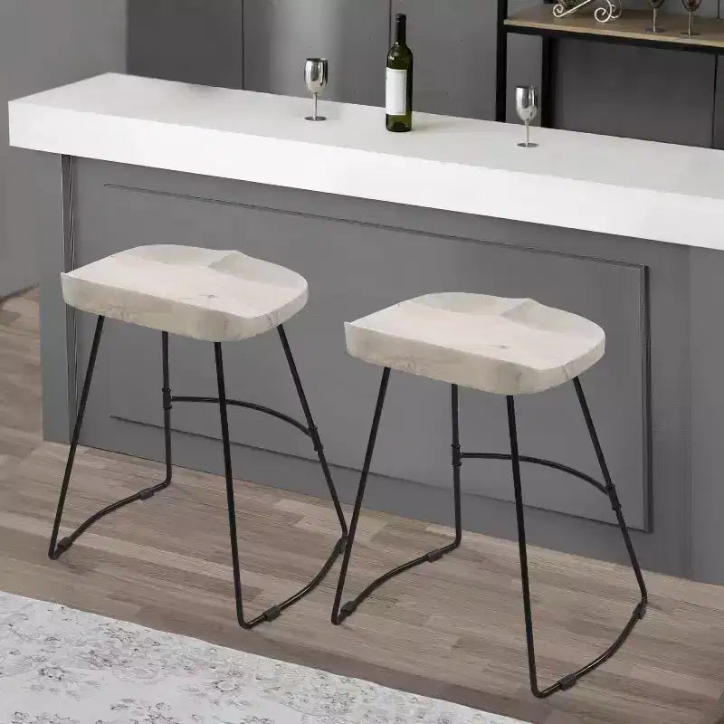 Sgabello da 24" senza schienale, altezza bancone, con sedile a sella in legno di mango sbiancato e base in metallo nero