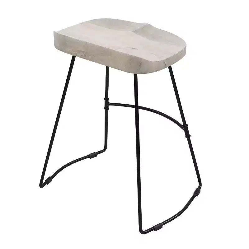Sgabello da 24" senza schienale, altezza bancone, con sedile a sella in legno di mango sbiancato e base in metallo nero