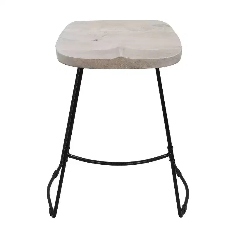 Sgabello da 24" senza schienale, altezza bancone, con sedile a sella in legno di mango sbiancato e base in metallo nero