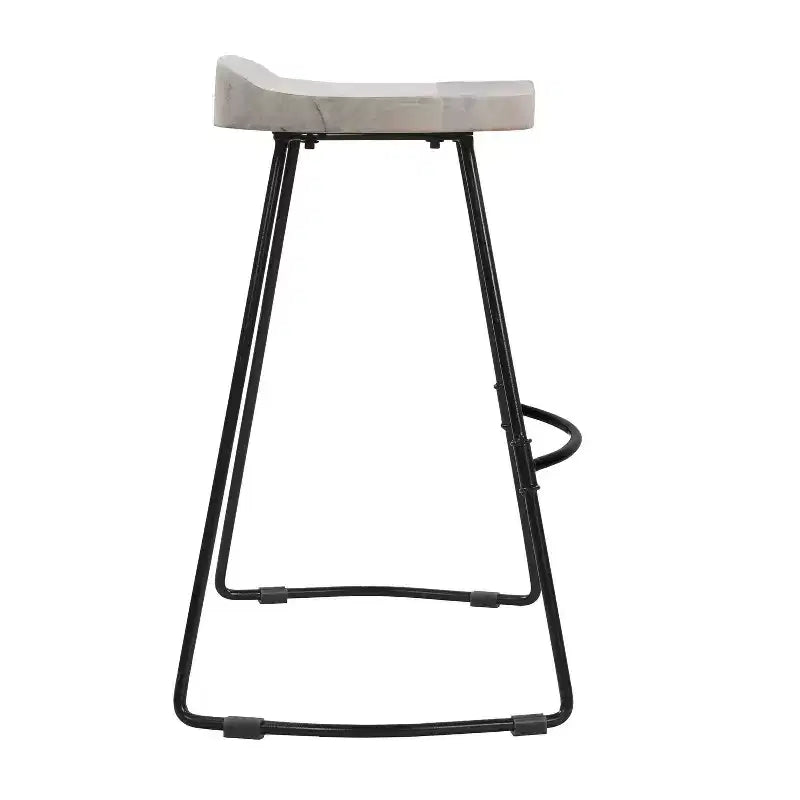 Sgabello da 24" senza schienale, altezza bancone, con sedile a sella in legno di mango sbiancato e base in metallo nero
