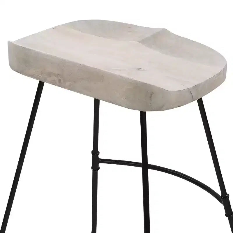 Sgabello da 24" senza schienale, altezza bancone, con sedile a sella in legno di mango sbiancato e base in metallo nero